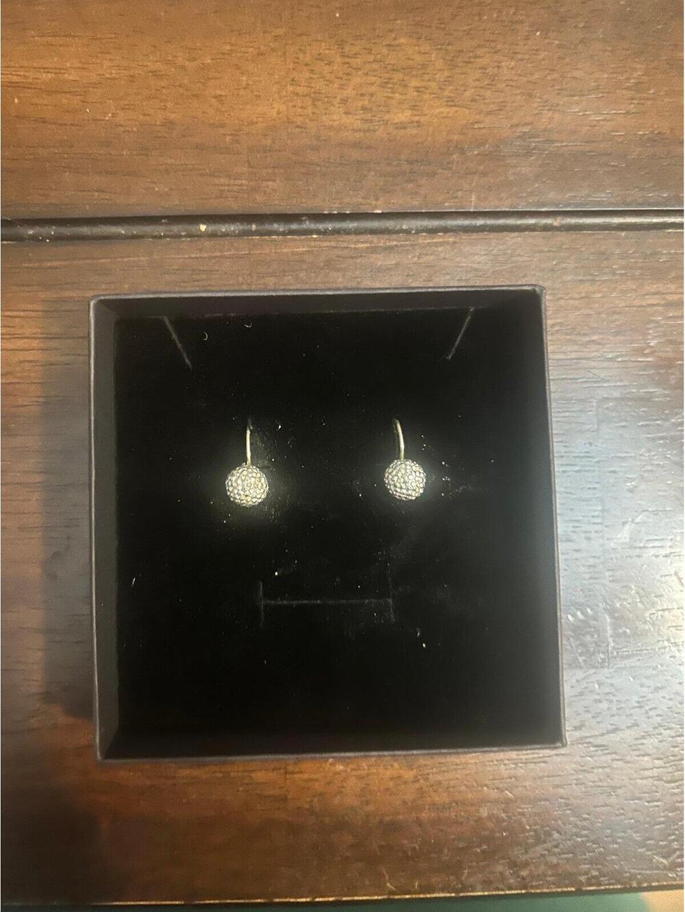 Earrings: Dazzling bulb